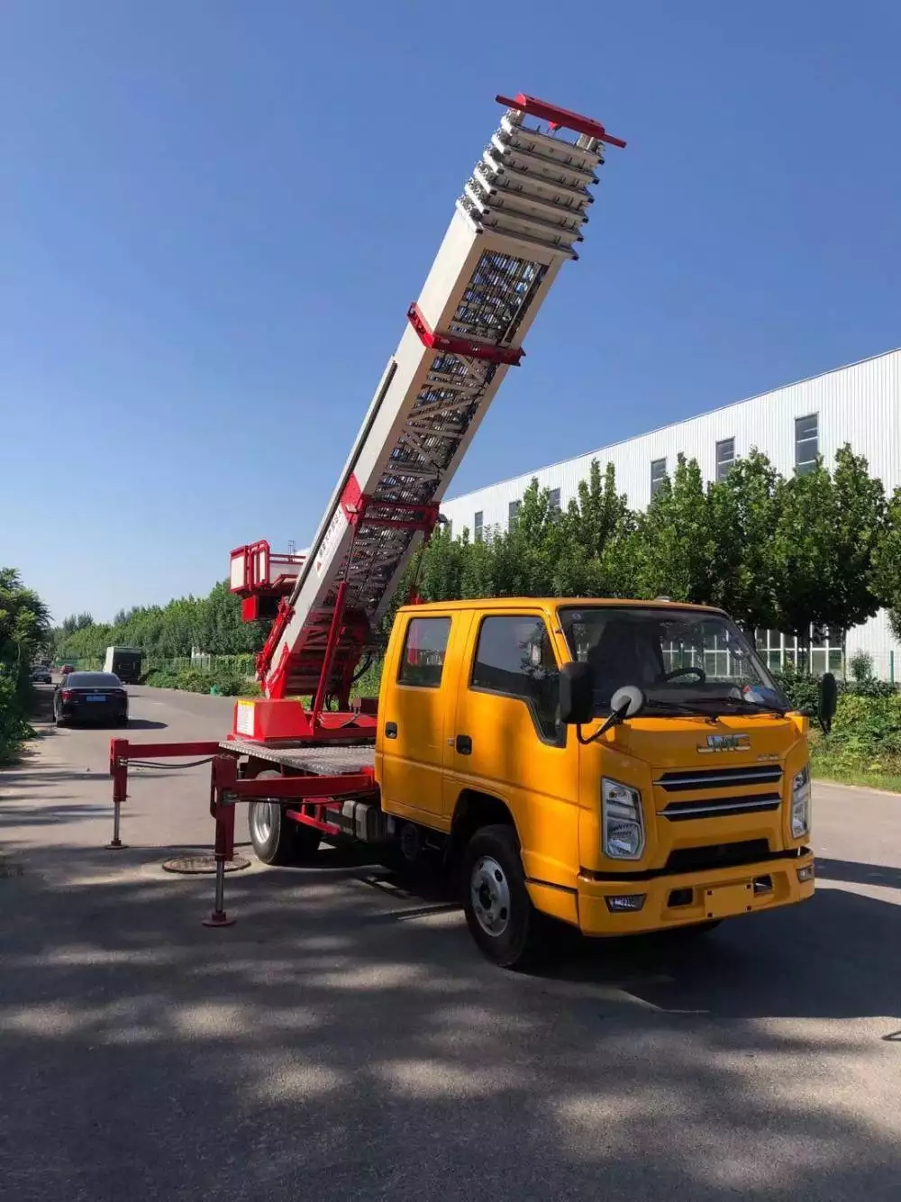 六安附近的云梯车出租服务：轻松解决高空作业需求