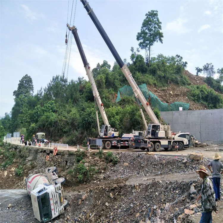 六安汽车掉沟里叫吊车救援要多少钱